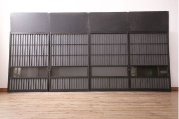 格子戸2枚をリペア&カスタム!4枚組にするため2枚を新規製作!引き手、鍵を取り付け。クリアガラス、すりガラスを組み入れ。黒寄りのこげ茶に着色し仕上げ。(引き戸、建具)