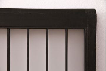 格子戸2枚をリペア&カスタム!4枚組にするため2枚を新規製作!引き手、鍵を取り付け。クリアガラス、すりガラスを組み入れ。黒寄りのこげ茶に着色し仕上げ。(引き戸、建具)