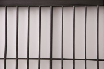格子戸2枚をリペア&カスタム!4枚組にするため2枚を新規製作!引き手、鍵を取り付け。クリアガラス、すりガラスを組み入れ。黒寄りのこげ茶に着色し仕上げ。(引き戸、建具)