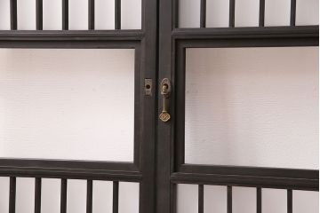 格子戸2枚をリペア&カスタム!4枚組にするため2枚を新規製作!引き手、鍵を取り付け。クリアガラス、すりガラスを組み入れ。黒寄りのこげ茶に着色し仕上げ。(引き戸、建具)