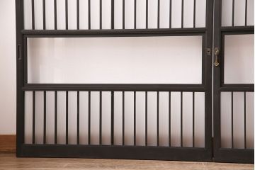 格子戸2枚をリペア&カスタム!4枚組にするため2枚を新規製作!引き手、鍵を取り付け。クリアガラス、すりガラスを組み入れ。黒寄りのこげ茶に着色し仕上げ。(引き戸、建具)