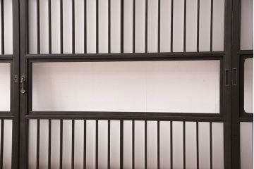 格子戸2枚をリペア&カスタム!4枚組にするため2枚を新規製作!引き手、鍵を取り付け。クリアガラス、すりガラスを組み入れ。黒寄りのこげ茶に着色し仕上げ。(引き戸、建具)