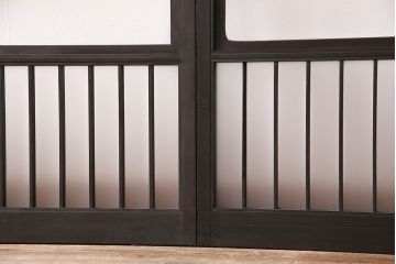 格子戸2枚をリペア&カスタム!4枚組にするため2枚を新規製作!引き手、鍵を取り付け。クリアガラス、すりガラスを組み入れ。黒寄りのこげ茶に着色し仕上げ。(引き戸、建具)