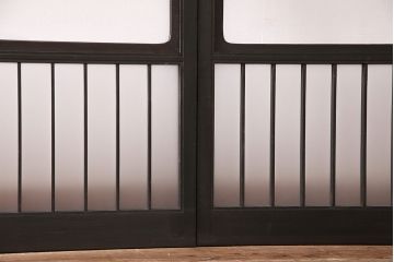 格子戸2枚をリペア&カスタム!4枚組にするため2枚を新規製作!引き手、鍵を取り付け。クリアガラス、すりガラスを組み入れ。黒寄りのこげ茶に着色し仕上げ。(引き戸、建具)