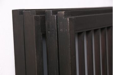 格子戸2枚をリペア&カスタム!4枚組にするため2枚を新規製作!引き手、鍵を取り付け。クリアガラス、すりガラスを組み入れ。黒寄りのこげ茶に着色し仕上げ。(引き戸、建具)