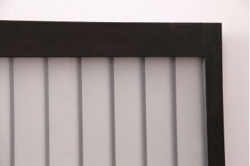 格子戸2枚をリペア&カスタム!4枚組にするため2枚を新規製作!引き手、鍵を取り付け。クリアガラス、すりガラスを組み入れ。黒寄りのこげ茶に着色し仕上げ。(引き戸、建具)