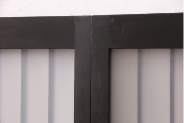 格子戸2枚をリペア&カスタム!4枚組にするため2枚を新規製作!引き手、鍵を取り付け。クリアガラス、すりガラスを組み入れ。黒寄りのこげ茶に着色し仕上げ。(引き戸、建具)