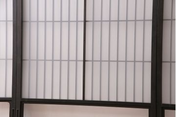 格子戸2枚をリペア&カスタム!4枚組にするため2枚を新規製作!引き手、鍵を取り付け。クリアガラス、すりガラスを組み入れ。黒寄りのこげ茶に着色し仕上げ。(引き戸、建具)
