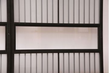 格子戸2枚をリペア&カスタム!4枚組にするため2枚を新規製作!引き手、鍵を取り付け。クリアガラス、すりガラスを組み入れ。黒寄りのこげ茶に着色し仕上げ。(引き戸、建具)