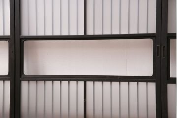 格子戸2枚をリペア&カスタム!4枚組にするため2枚を新規製作!引き手、鍵を取り付け。クリアガラス、すりガラスを組み入れ。黒寄りのこげ茶に着色し仕上げ。(引き戸、建具)
