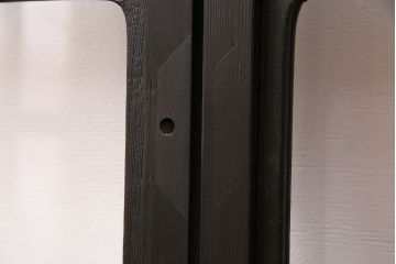 格子戸2枚をリペア&カスタム!4枚組にするため2枚を新規製作!引き手、鍵を取り付け。クリアガラス、すりガラスを組み入れ。黒寄りのこげ茶に着色し仕上げ。(引き戸、建具)