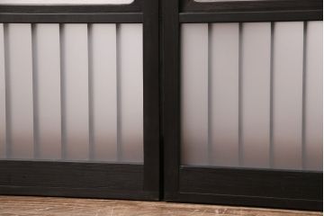 格子戸2枚をリペア&カスタム!4枚組にするため2枚を新規製作!引き手、鍵を取り付け。クリアガラス、すりガラスを組み入れ。黒寄りのこげ茶に着色し仕上げ。(引き戸、建具)