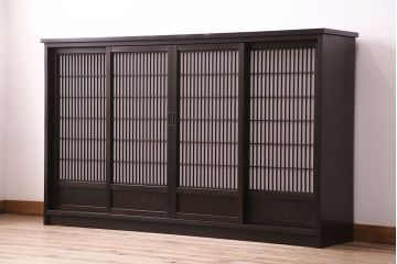 書院戸を利用したキャビネットを新規製作!当店商品を参考にデザイン。可動式の棚板を設置。濃い茶色で着色し仕上げ。(収納棚、戸棚、サイドボード、下駄箱)