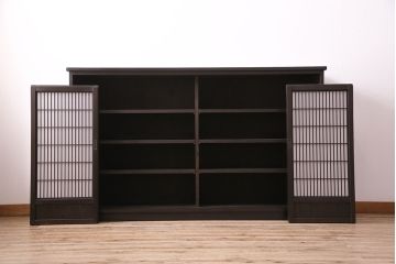書院戸を利用したキャビネットを新規製作!当店商品を参考にデザイン。可動式の棚板を設置。濃い茶色で着色し仕上げ。(収納棚、戸棚、サイドボード、下駄箱)
