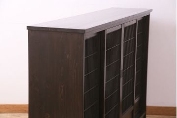 書院戸を利用したキャビネットを新規製作!当店商品を参考にデザイン。可動式の棚板を設置。濃い茶色で着色し仕上げ。(収納棚、戸棚、サイドボード、下駄箱)