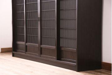 書院戸を利用したキャビネットを新規製作!当店商品を参考にデザイン。可動式の棚板を設置。濃い茶色で着色し仕上げ。(収納棚、戸棚、サイドボード、下駄箱)