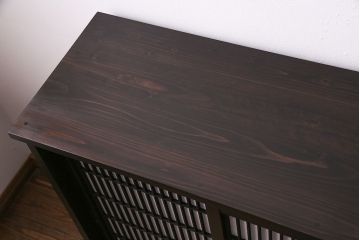 書院戸を利用したキャビネットを新規製作!当店商品を参考にデザイン。可動式の棚板を設置。濃い茶色で着色し仕上げ。(収納棚、戸棚、サイドボード、下駄箱)