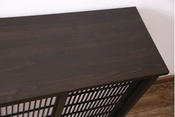 書院戸を利用したキャビネットを新規製作!当店商品を参考にデザイン。可動式の棚板を設置。濃い茶色で着色し仕上げ。(収納棚、戸棚、サイドボード、下駄箱)