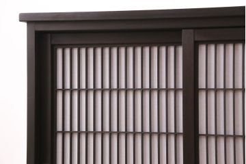 書院戸を利用したキャビネットを新規製作!当店商品を参考にデザイン。可動式の棚板を設置。濃い茶色で着色し仕上げ。(収納棚、戸棚、サイドボード、下駄箱)