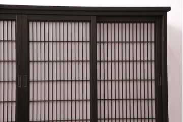 書院戸を利用したキャビネットを新規製作!当店商品を参考にデザイン。可動式の棚板を設置。濃い茶色で着色し仕上げ。(収納棚、戸棚、サイドボード、下駄箱)