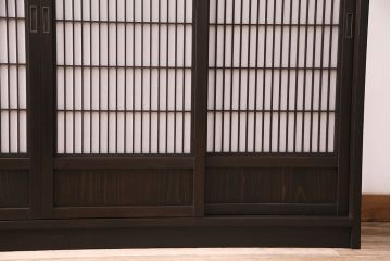 書院戸を利用したキャビネットを新規製作!当店商品を参考にデザイン。可動式の棚板を設置。濃い茶色で着色し仕上げ。(収納棚、戸棚、サイドボード、下駄箱)