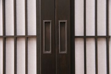 書院戸を利用したキャビネットを新規製作!当店商品を参考にデザイン。可動式の棚板を設置。濃い茶色で着色し仕上げ。(収納棚、戸棚、サイドボード、下駄箱)