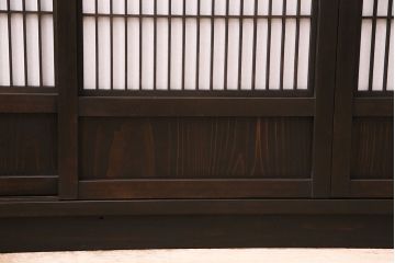 書院戸を利用したキャビネットを新規製作!当店商品を参考にデザイン。可動式の棚板を設置。濃い茶色で着色し仕上げ。(収納棚、戸棚、サイドボード、下駄箱)