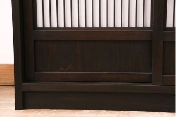 書院戸を利用したキャビネットを新規製作!当店商品を参考にデザイン。可動式の棚板を設置。濃い茶色で着色し仕上げ。(収納棚、戸棚、サイドボード、下駄箱)