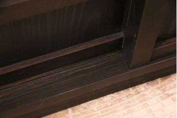 書院戸を利用したキャビネットを新規製作!当店商品を参考にデザイン。可動式の棚板を設置。濃い茶色で着色し仕上げ。(収納棚、戸棚、サイドボード、下駄箱)