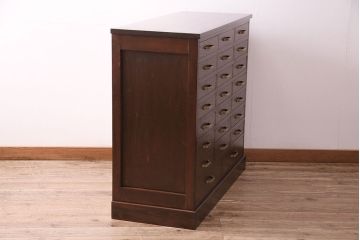 チェストを新規製作!オーク材、ヒバ材、シナ合板、ヒノキ材を使用。アンティークゴールドのアイアン取っ手を取り付け。赤味がかった濃い茶色で着色し仕上げ。(引き出し)