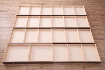 チェストを新規製作!オーク材、ヒバ材、シナ合板、ヒノキ材を使用。アンティークゴールドのアイアン取っ手を取り付け。赤味がかった濃い茶色で着色し仕上げ。(引き出し)