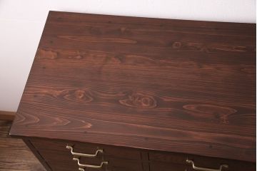 チェストを新規製作!オーク材、ヒバ材、シナ合板、ヒノキ材を使用。アンティークゴールドのアイアン取っ手を取り付け。赤味がかった濃い茶色で着色し仕上げ。(引き出し)