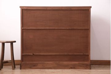 チェストを新規製作!オーク材、ヒバ材、シナ合板、ヒノキ材を使用。アンティークゴールドのアイアン取っ手を取り付け。赤味がかった濃い茶色で着色し仕上げ。(引き出し)