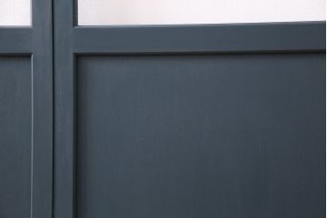 ガラス戸4枚を新規製作!ベアリング入ステンレス枠V型戸車を取り付け。クリアガラスを組み入れ。ネイビーのペイント仕上げ(引き戸、建具)