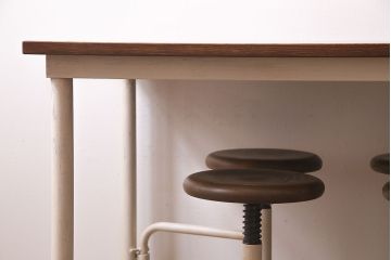 格納スツール8脚付きテーブルを新規製作!アンティークホワイトのペイント仕上げ。(ダイニングテーブル、作業台、椅子)