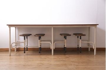 格納スツール8脚付きテーブルを新規製作!アンティークホワイトのペイント仕上げ。(ダイニングテーブル、作業台、椅子)