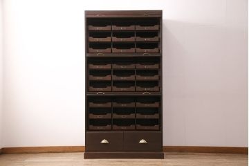 縦型シャツケースを新規製作!建具はクリアガラスを組み入れ。引き出しにネームプレートを取り付け。濃い茶色で着色し仕上げ。(キャビネット、ショーケース、収納棚)