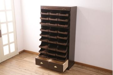 縦型シャツケースを新規製作!建具はクリアガラスを組み入れ。引き出しにネームプレートを取り付け。濃い茶色で着色し仕上げ。(キャビネット、ショーケース、収納棚)