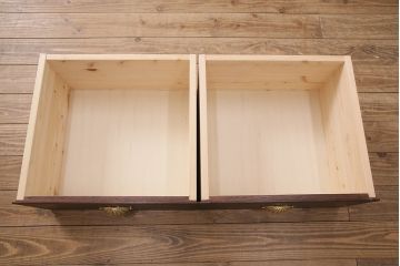 縦型シャツケースを新規製作!建具はクリアガラスを組み入れ。引き出しにネームプレートを取り付け。濃い茶色で着色し仕上げ。(キャビネット、ショーケース、収納棚)