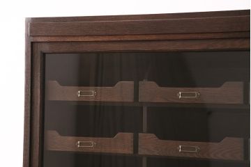 縦型シャツケースを新規製作!建具はクリアガラスを組み入れ。引き出しにネームプレートを取り付け。濃い茶色で着色し仕上げ。(キャビネット、ショーケース、収納棚)