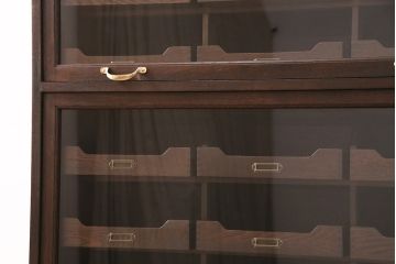 縦型シャツケースを新規製作!建具はクリアガラスを組み入れ。引き出しにネームプレートを取り付け。濃い茶色で着色し仕上げ。(キャビネット、ショーケース、収納棚)