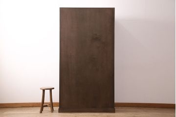 縦型シャツケースを新規製作!建具はクリアガラスを組み入れ。引き出しにネームプレートを取り付け。濃い茶色で着色し仕上げ。(キャビネット、ショーケース、収納棚)