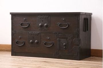 ローボードを新規製作!ヒノキ材、栗材、杉材で製作。二本松箪笥の金具を取り付け。濃い茶色で着色し仕上げ。(ローチェスト、衣装箪笥、テレビ台)