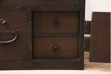 ローボードを新規製作!ヒノキ材、栗材、杉材で製作。二本松箪笥の金具を取り付け。濃い茶色で着色し仕上げ。(ローチェスト、衣装箪笥、テレビ台)