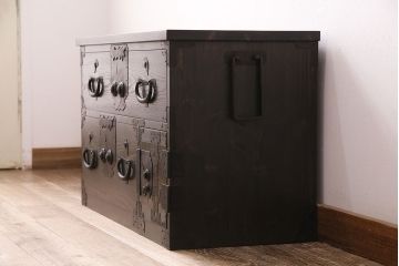 ローボードを新規製作!ヒノキ材、栗材、杉材で製作。二本松箪笥の金具を取り付け。濃い茶色で着色し仕上げ。(ローチェスト、衣装箪笥、テレビ台)