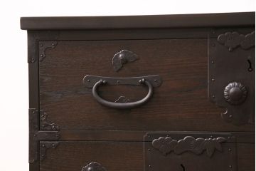 ローボードを新規製作!ヒノキ材、栗材、杉材で製作。二本松箪笥の金具を取り付け。濃い茶色で着色し仕上げ。(ローチェスト、衣装箪笥、テレビ台)