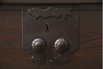 ローボードを新規製作!ヒノキ材、栗材、杉材で製作。二本松箪笥の金具を取り付け。濃い茶色で着色し仕上げ。(ローチェスト、衣装箪笥、テレビ台)