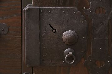 ローボードを新規製作!ヒノキ材、栗材、杉材で製作。二本松箪笥の金具を取り付け。濃い茶色で着色し仕上げ。(ローチェスト、衣装箪笥、テレビ台)