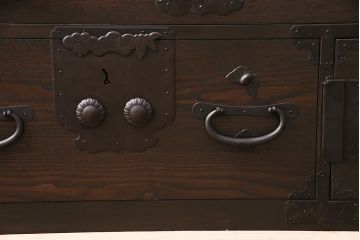 ローボードを新規製作!ヒノキ材、栗材、杉材で製作。二本松箪笥の金具を取り付け。濃い茶色で着色し仕上げ。(ローチェスト、衣装箪笥、テレビ台)