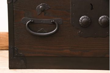 ローボードを新規製作!ヒノキ材、栗材、杉材で製作。二本松箪笥の金具を取り付け。濃い茶色で着色し仕上げ。(ローチェスト、衣装箪笥、テレビ台)